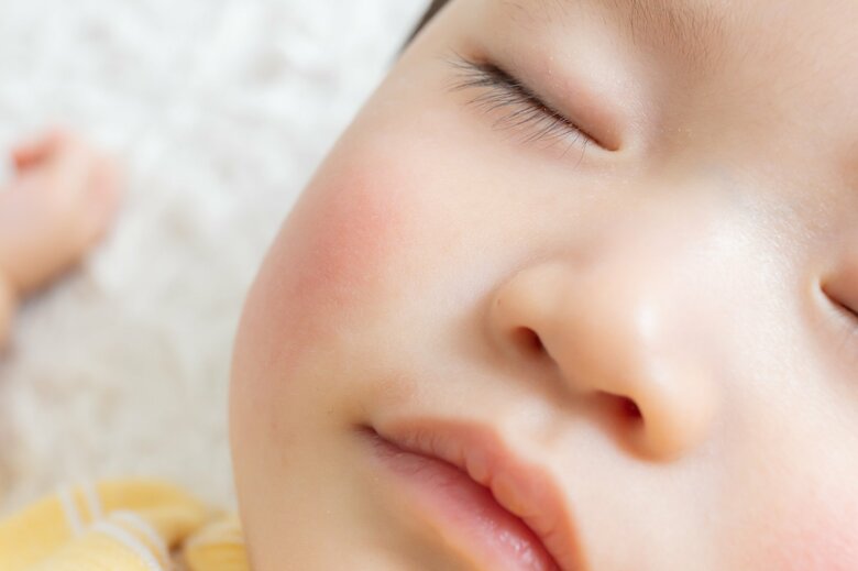 子どもの薄い皮膚はダメージを受けやすい（画像：PIXTA）