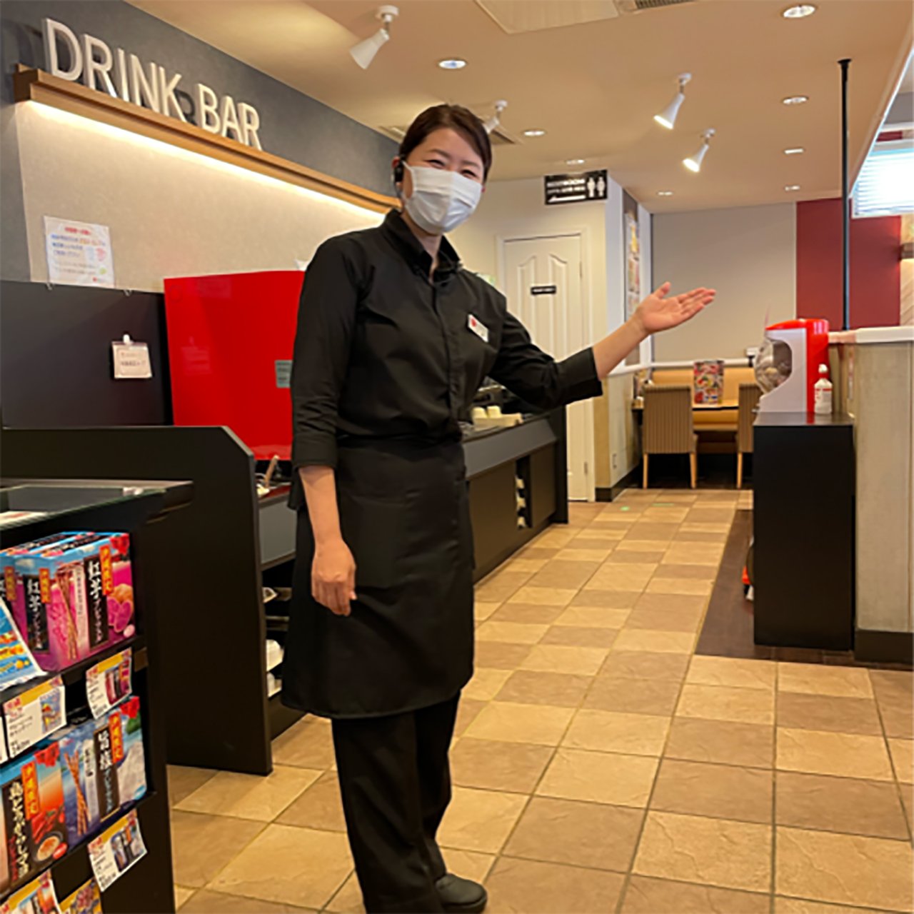 すかいらーくホールディングスのファミレスで働く女性社員