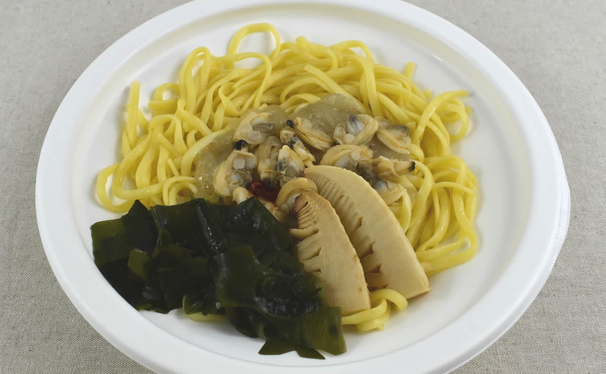 ナチュラルローソンのおすすめの人気商品「あさりと焼き筍とわかめのパスタ」の実食画像