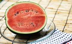 種をまとめて取り除ける!?スイカの切り方の裏ワザ!!