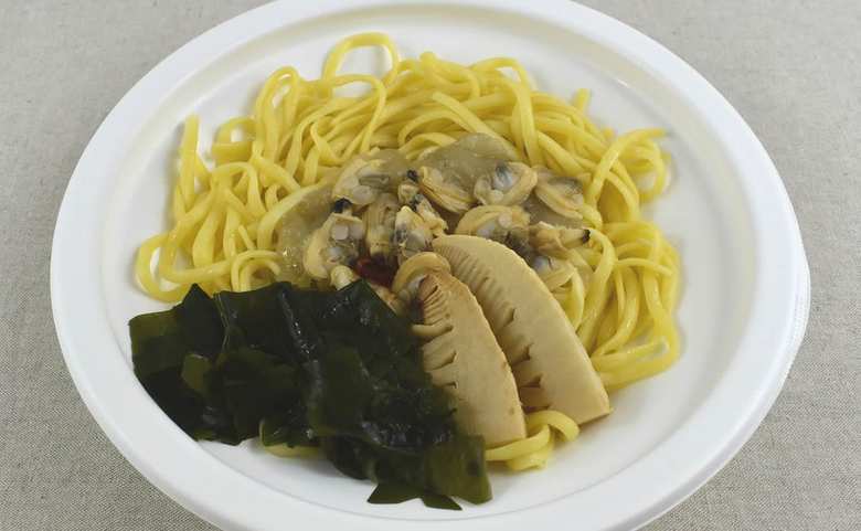 ナチュラルローソンのおすすめの人気商品「あさりと焼き筍とわかめのパスタ」の実食画像
