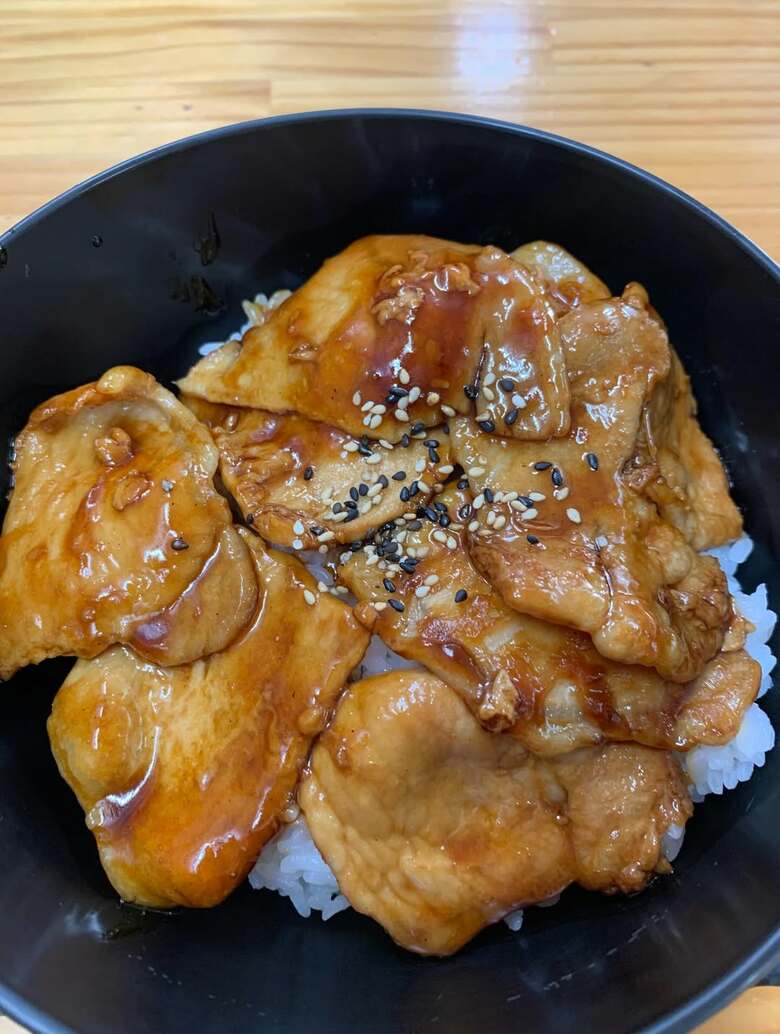 出張先の北海道で食べた豚丼に感激。サラダや野菜炒めなどもあわせてヘルシーに
