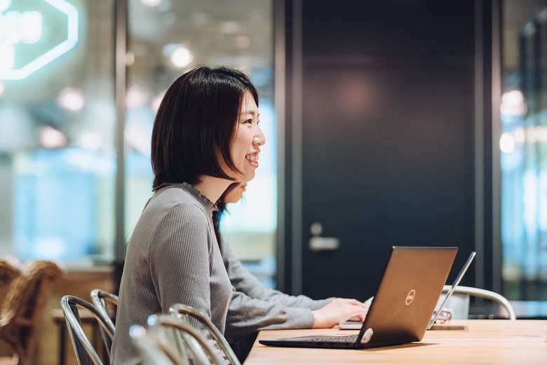 サイボウズ株式会社人事本部人事労務部に所属する野間 美賀子さん。2016年サイボウズに新卒社員として入社。配属後、総務・労務分野を幅広く経験し、現在は人事制度（主に給与評価や働き方）の企画・運用、人事労務業務を担当する。