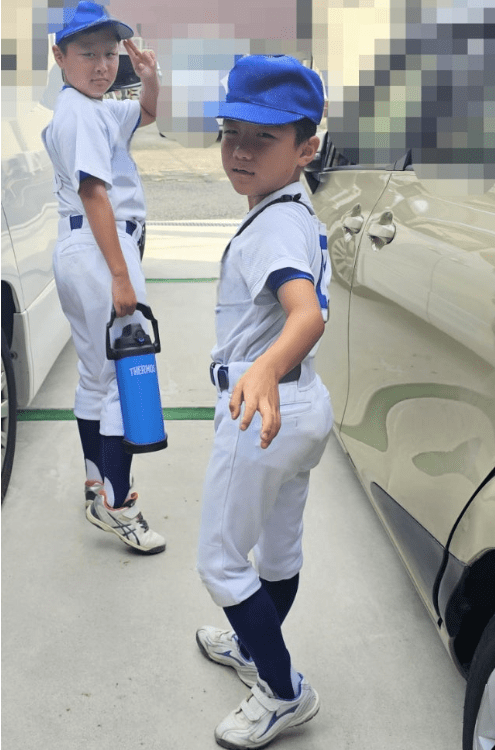 元メジャーリーガーの父親に憧れて始めた少年野球に兄弟で取り組む（左から長男せいきち君、次男せいはち君）