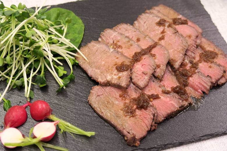 ▲火加減が難しいローストビーフも、表面はこんがり、中はジューシーで、