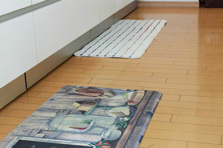 ▲（上）掃除前のフローリング（下）プロの掃除で輝きを取り戻した