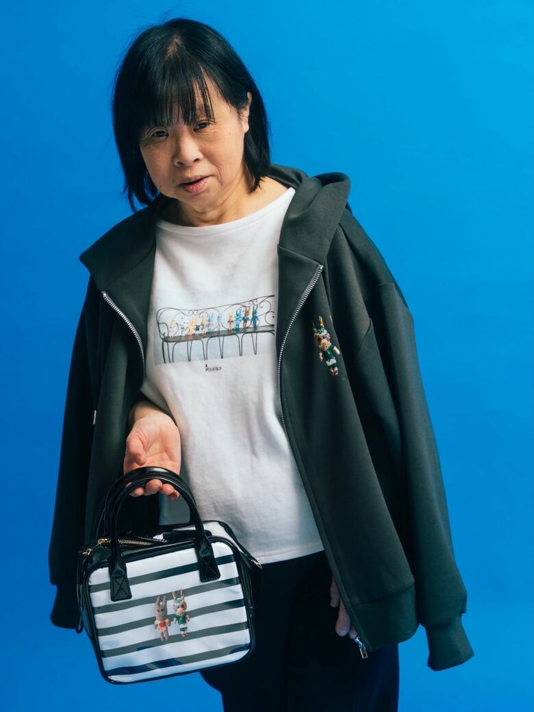 「これは欲しい！」BEAMSとのコラボアイテムを着てモデルを務める未知子さんのオフショット（出典：高嶋ちさ子インスタグラム）