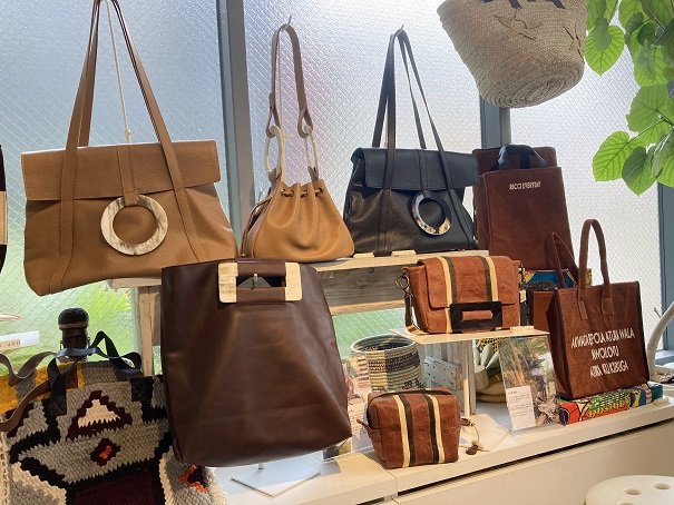 サステナブルな素材とウガンダの職人技を生かしたレザーバッグも展開