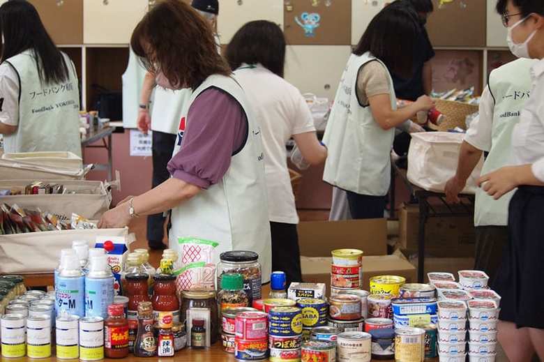 準備するスタッフ