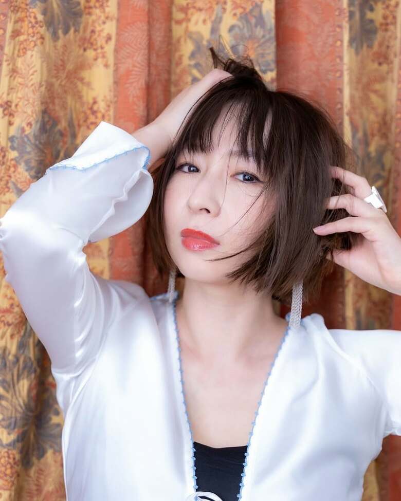 コスメフリークとしても知られる酒井さん、さすがの美肌です（撮影／Keiji Wakabayashi）