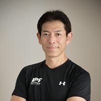 パーソナルトレーニングジム「INSTRUCTIONS」代表。パーソナルトレーナーとしてプロ野球選手や力士などのトレーニング指導を行う一方、健康保険組合での研修や企業での健康プログラム作成、各専門学校での講義など、主に教育研修を軸として活動。雑誌「Tarzan」やテレビなどの出演も多数。