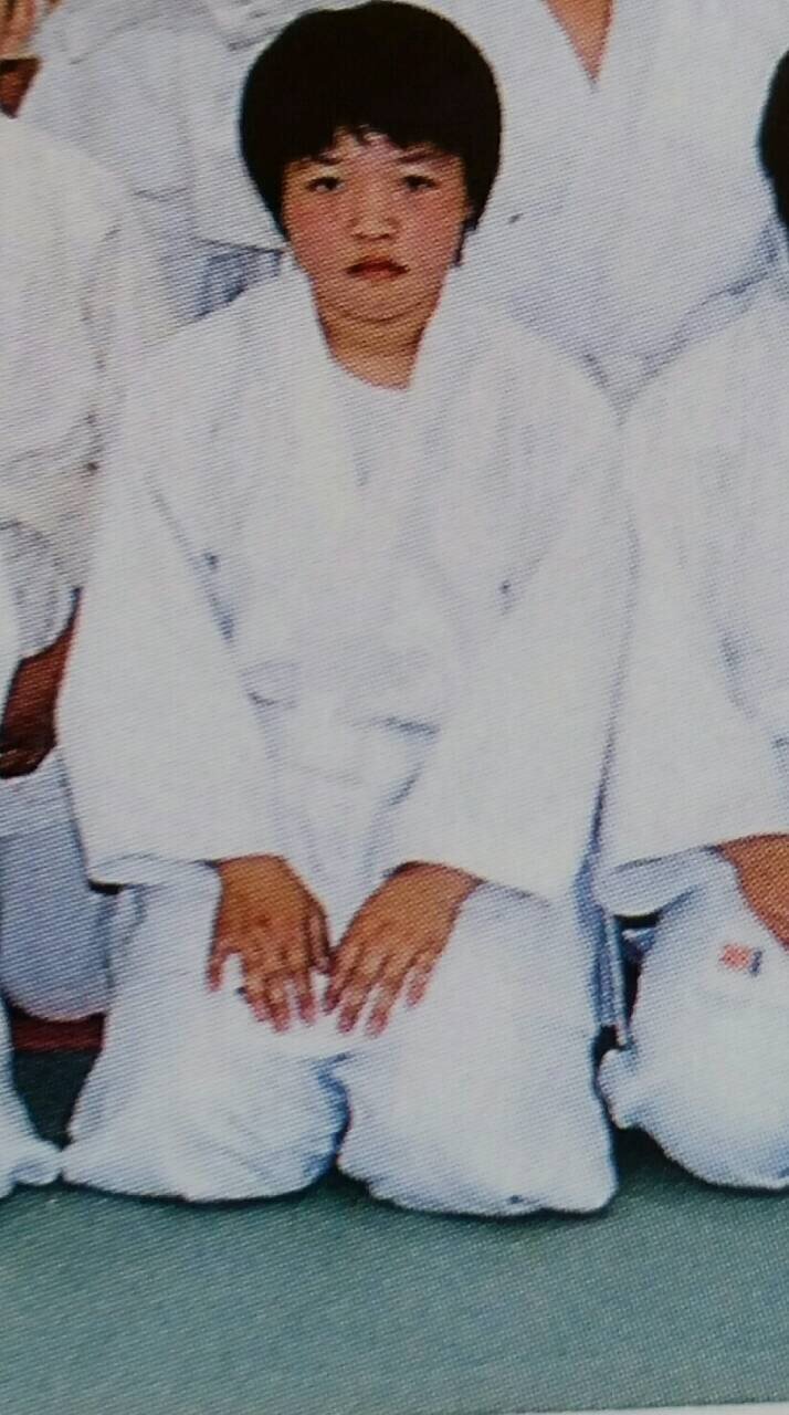 宮崎に住んでいた中学時代。学校で柔道着を着て正座するオカリナさん