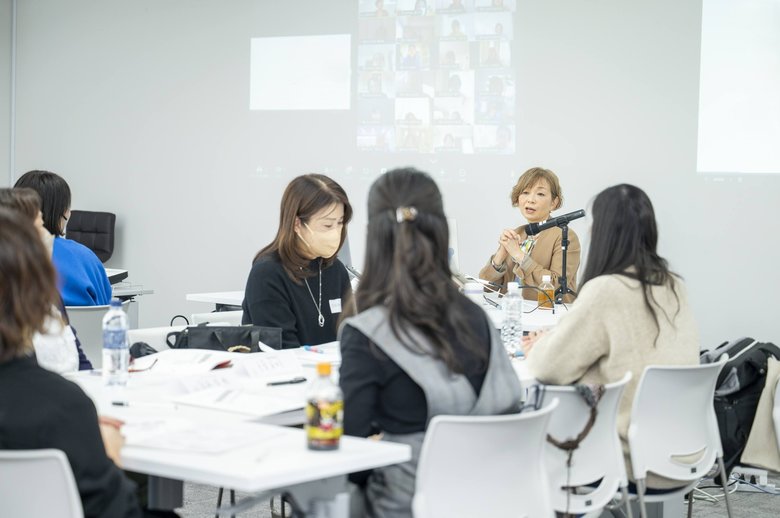 現在のお片づけ講座の風景。右から2番目が西崎さん