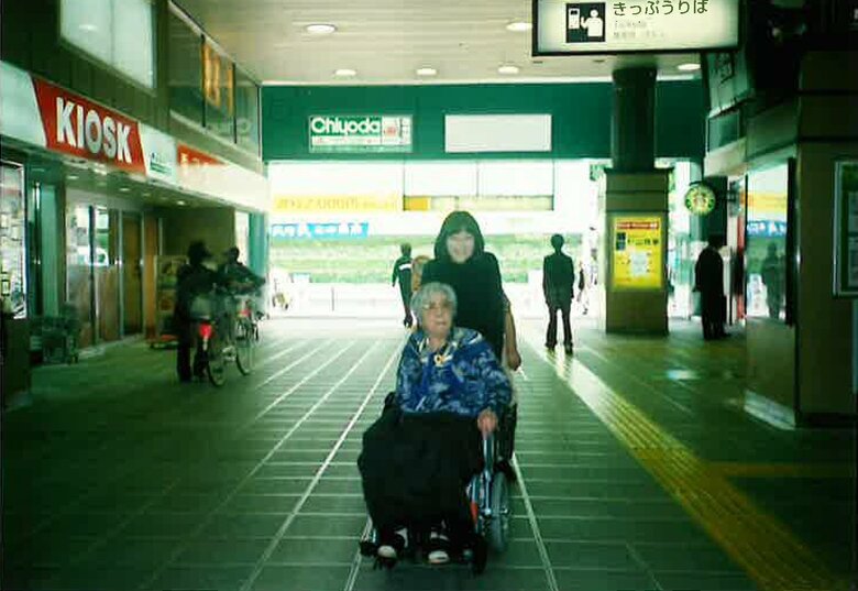 献身的な介護の甲斐あり車いすで出歩けるように