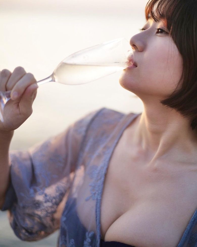 うつにならなければグラビアで雑誌の表紙を飾ることもなかったと話す（Instagramより）