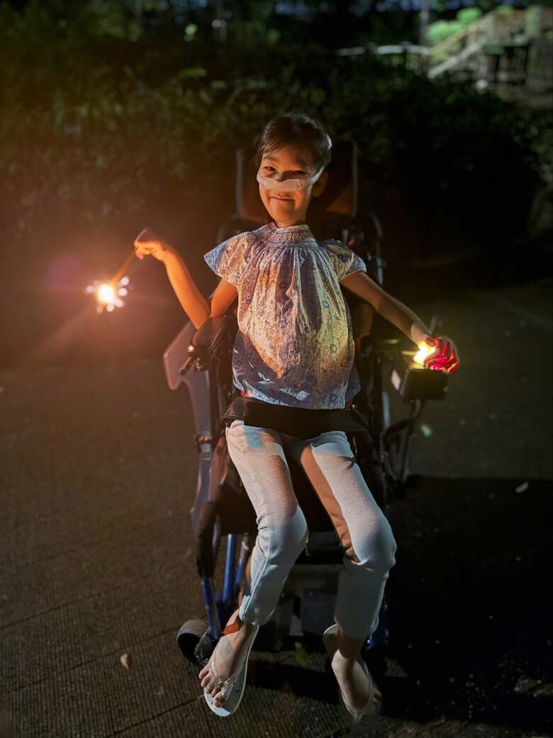 側弯症の大手術を経て家族で花火を楽しむふうかさん