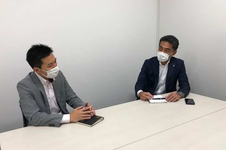 1on1ミーティングで話す中野さん（右）と熊中さん（左）