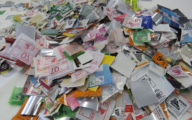 集まったベルマークの山