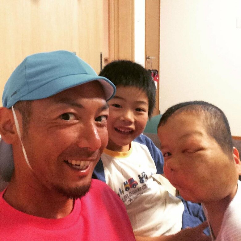 魂児さんの幼稚園の体育帽子を被ったらサイズがピッタリだった村上さん