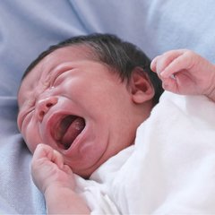 泣き止まない新生児に限界…「助けて！」と思った時にやってほしいこと