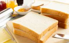 食パンでいちご大福!?パン芸人の斬新レシピ「想像以上にもっちり！」