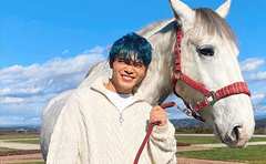 SNSで話題！紗栄子マネージャー「青髪の万太郎」未経験からの1年半