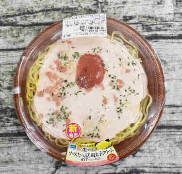 ファミマ「生パスタ ソースたっぷり明太子クリーム」面を覆い尽くす濃厚ソースに感動！