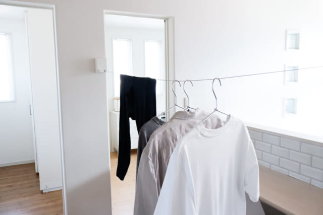 室内干しに便利なワイヤーロープの例