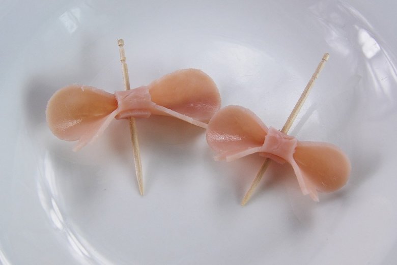 セリアのおすすめキッチン用品「リボンハムカッター」の使用中画像