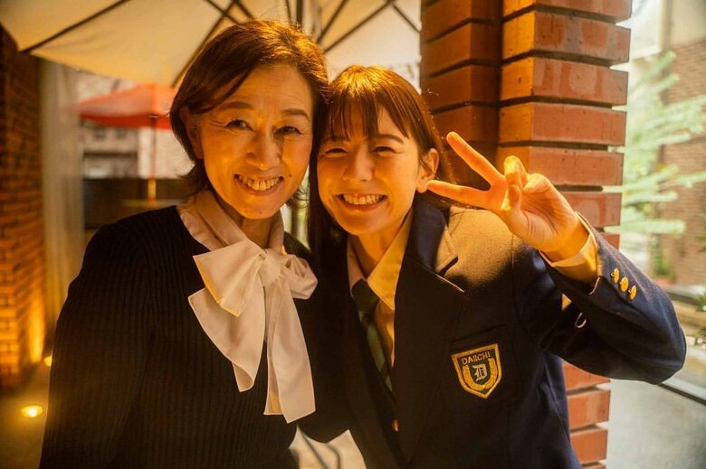 35歳のとき。高校卒業式で母と