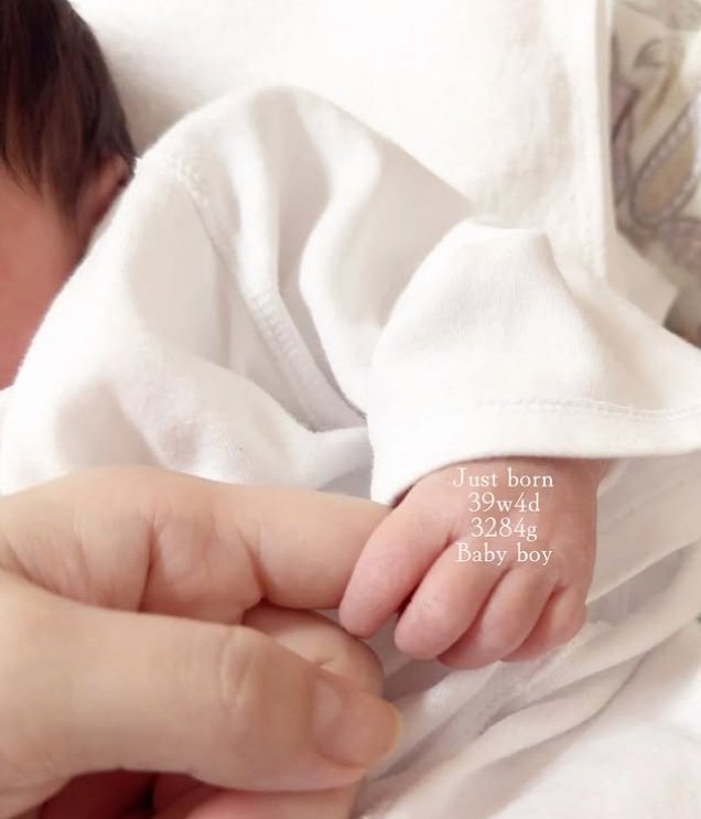壮絶な出産のあと、無事に産まれたことをSNSで報告した際の1枚