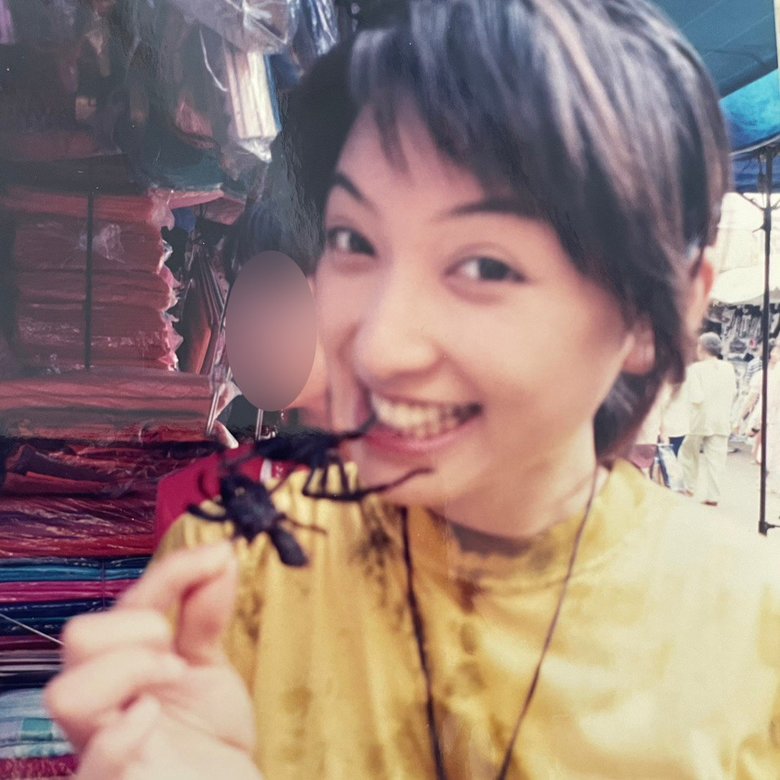 ミステリーハンターのロケでクモの唐揚げを食べる望月さん