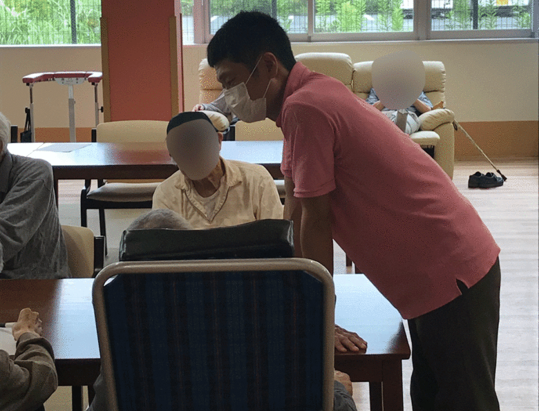 自粛期間には熊本の介護施設で1か月フルに働いて介護現場の大変さを実感したという