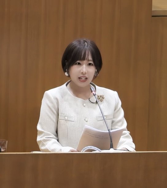 議会で発言する夏目さん