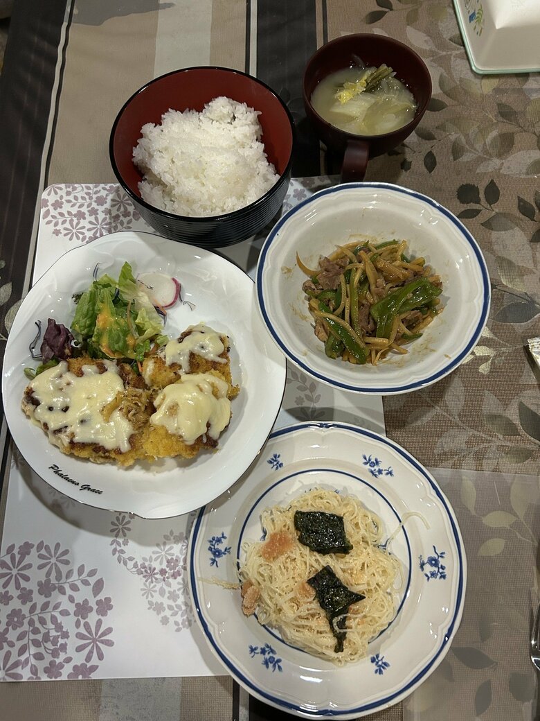 周子さんが航平さんに作った料理「チキンのアフィージョのチーズのせ、明太子のパスタ、青椒肉絲」