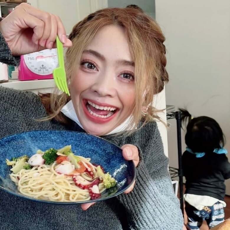 家族にパスタを作り笑顔のあぢゃさん