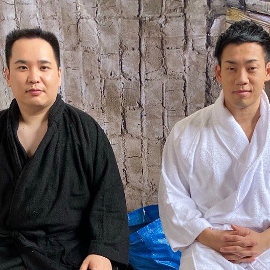 コンビで白黒のガウンを着用