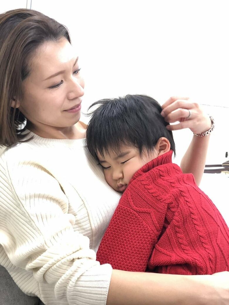 幼い頃の長男を抱っこする本橋さん。現役選手を続けながら現在2人の息子さんの母親でもある