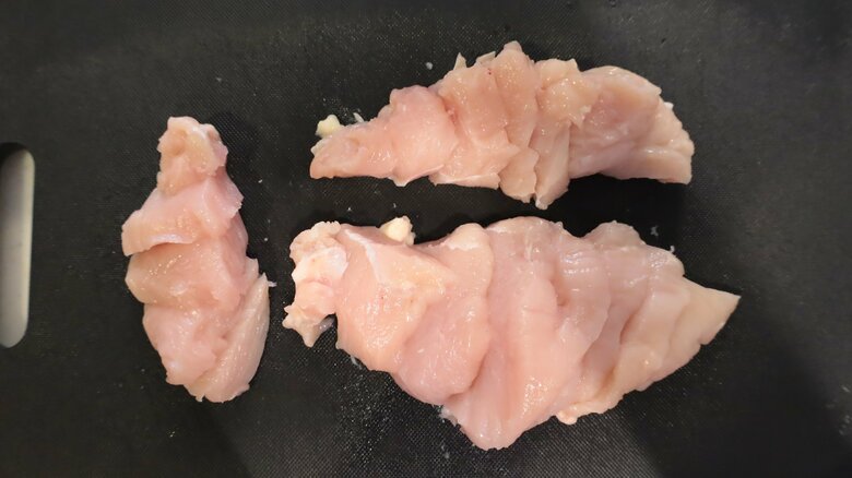 左むね肉をカットした様子（皮面は下）