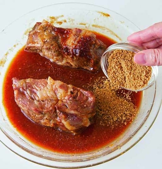 ②のたれに白すりごまを加えて混ぜる。豚肉の上下を返しながらたれを全体にからめる。