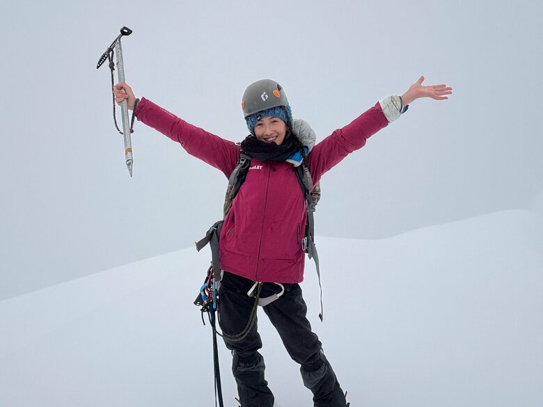 ロブチェピークの登頂に成功した野口絵子さん