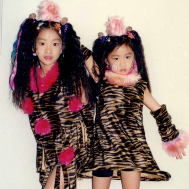ダンスの発表会で着る衣装は、母親が手作りすることも（写真左がhanaさん、写真右がMOMOさん）