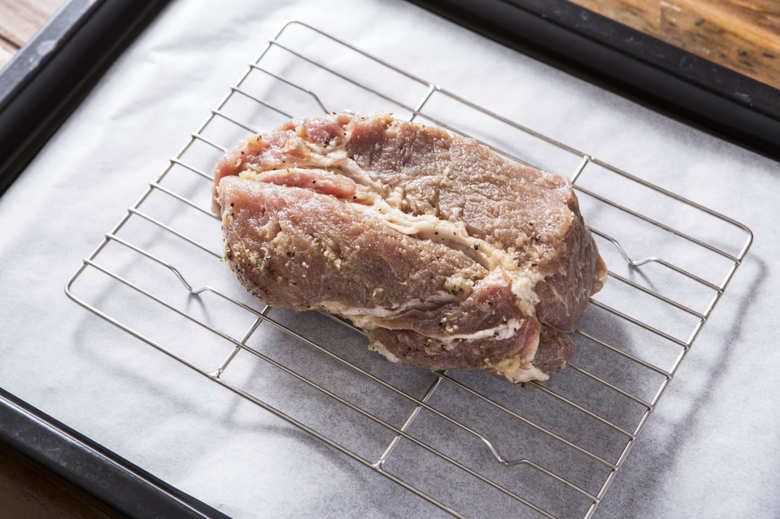 ②を焼く1時間前に冷蔵室から出し、常温にする。オーブンを200度に予熱する。肉の水分を拭き取り、オーブンに入れて30分焼き、焼きあがったらオーブンに入れたまま30分おく。

ポイント：肉は網の上に乗せてからオーブンで焼く。余分な脂が落ちてヘルシーなだけでなく、きれいに焼き上がる。天板にはクッキングシートを敷いておけば、後片付けも楽ちんです。