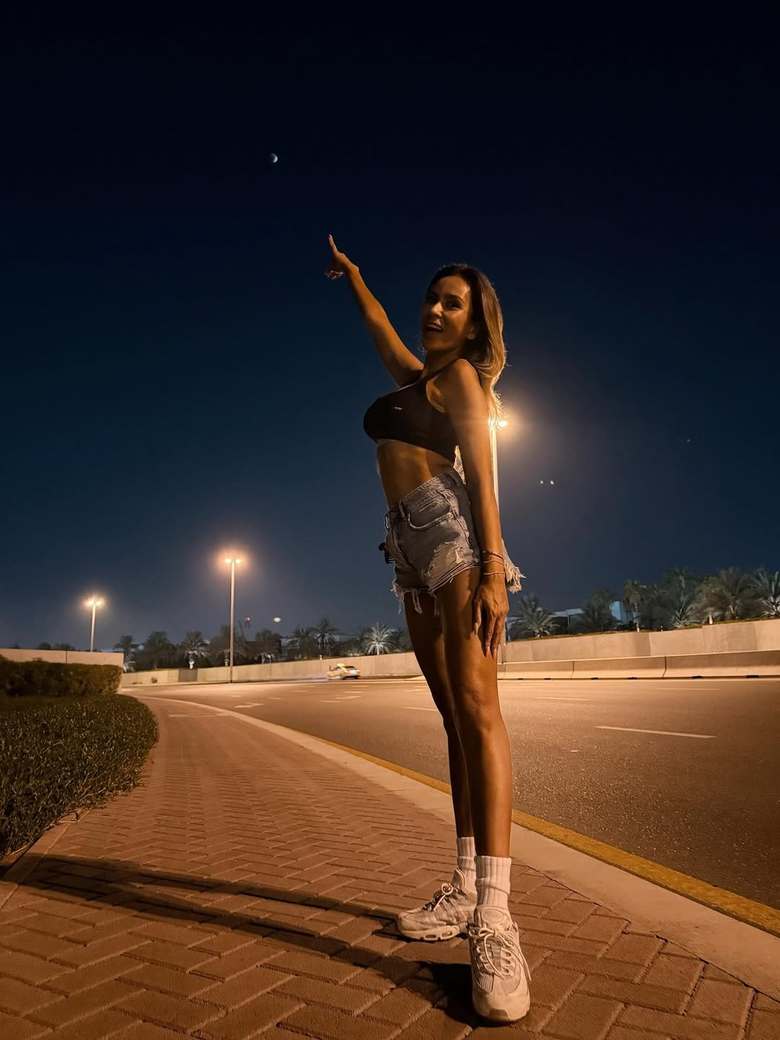 ドバイの砂漠にスラリと長い足