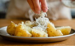 週末にビールで喉を潤すための「新じゃがのしらすバター」