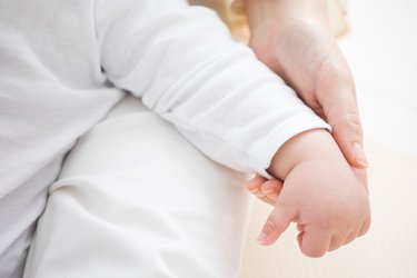 親友が赤ちゃんの写真が20枚連投!?「産後ハイ」の破壊力