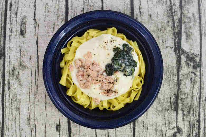 ローソンのオススメパスタ「サーモンとほうれん草のレモンクリームパスタ」の実物画像02