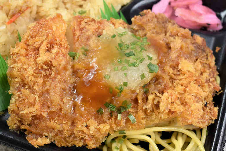 ファミマのおすすめランチ「鶏めし＆みぞれチキンカツ弁当」の実食画像