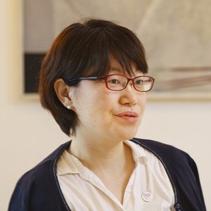 長野県出身。フィンランドのユヴァスキュラ大学大学院でコミュニケーションを専攻し修士号取得。帰国後は都内のフィンランド系機械メーカーに勤務しながら、ライター、通訳なども行う。2013年より現職。