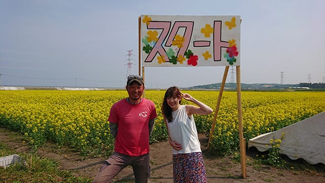 プライベートでも親交がある福島県南相馬市　上野敬幸さん（写真左）の「菜の花迷路」